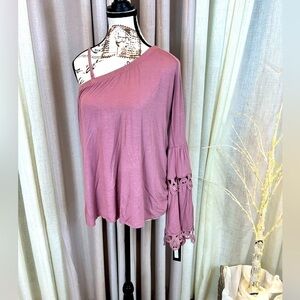 NWT XL One Sleeve top Bell Sleeve Mauve One Strap Cold Shoulder